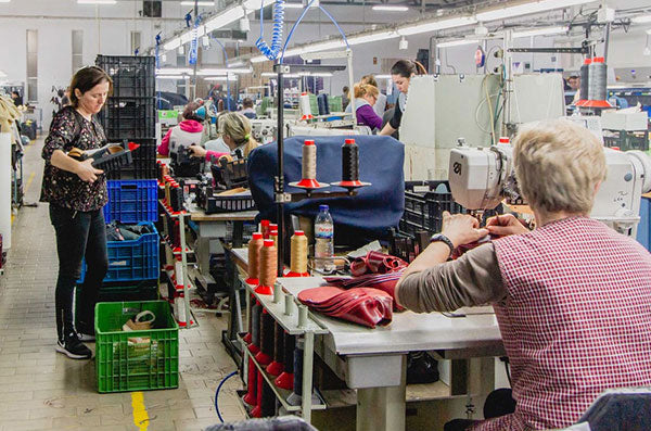 Eine bunte Produktionsstätte geprägt von vielen bunten Stoffen und Garnen