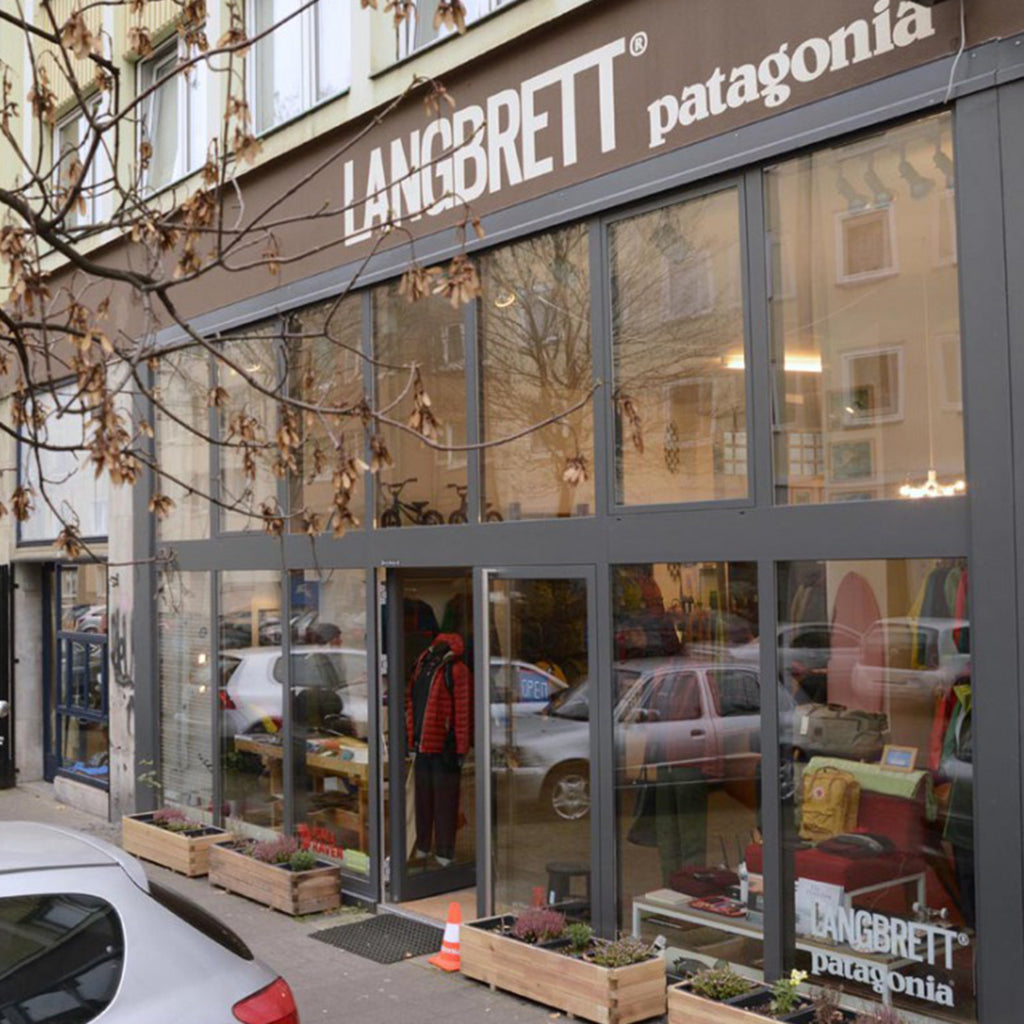 Patagonia Daunenjacken findest du unter anderem in unserem lokalen LANGBRETT Laden in Düsseldorf Flingern.