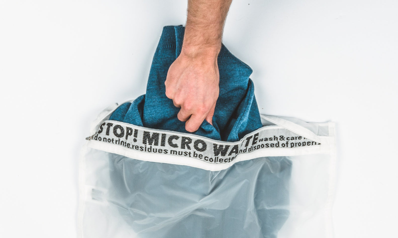 Guppyfriend Waschbeutel kaufen. Guppyfriend und STOP! Micro Waste wurde LANGBRETT initiert. Alle Erlöse werden an die Non-Profit Organisation gespendet.