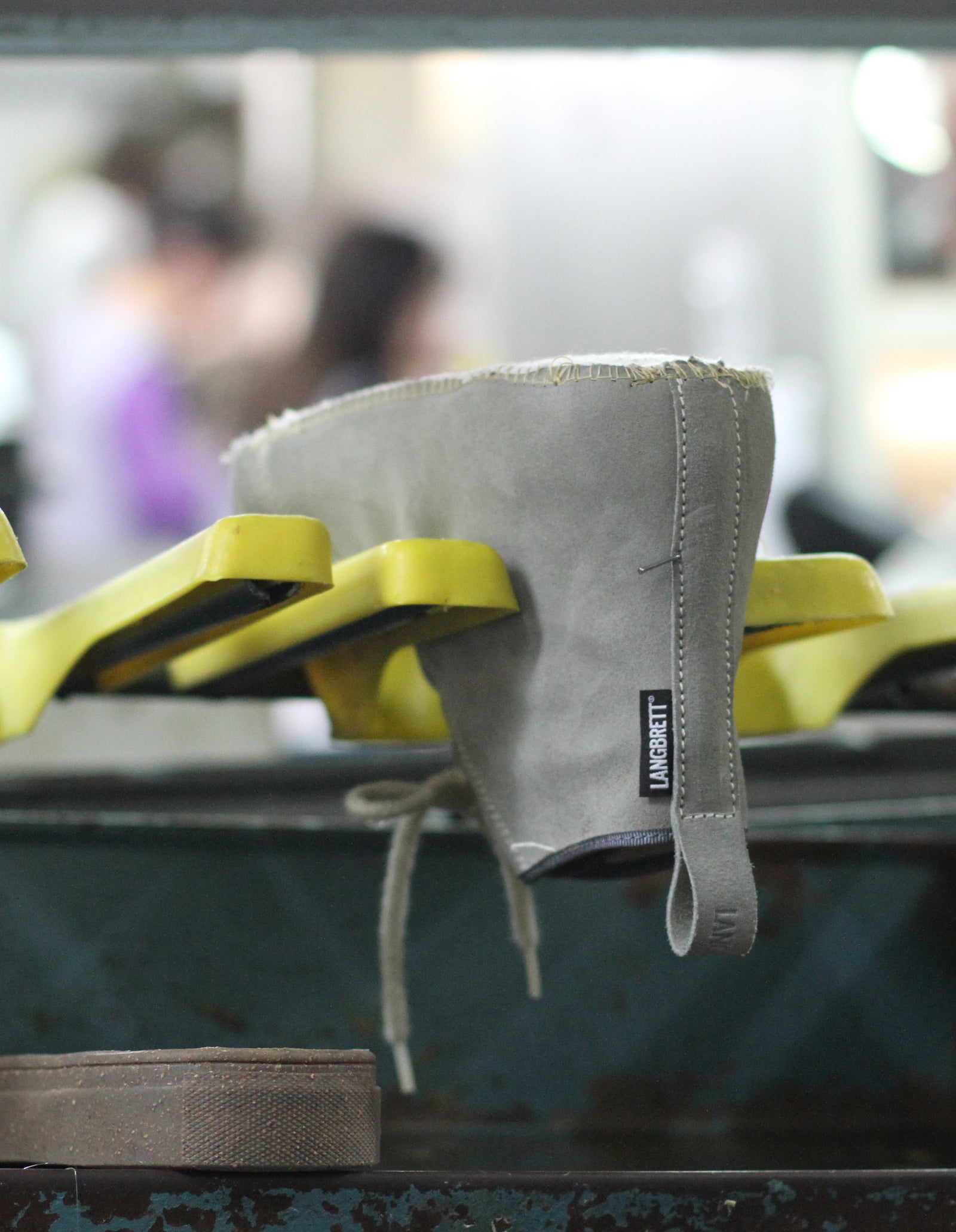 Nachhaltige Schuhe aus chromfreiem Leder - fair hergestellt ohne Zusatz von Schadstoffen in Portugal. Closed Loop Kreislaufproduktion mit Recycling.