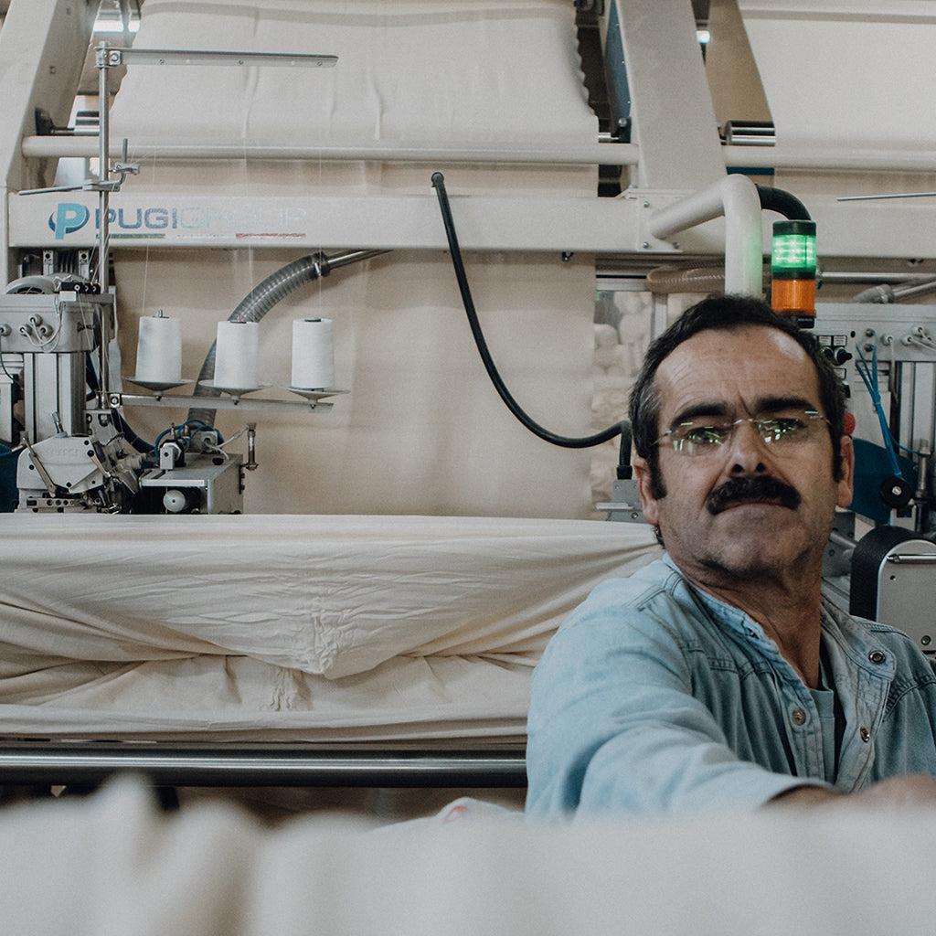 faire und nachhaltige Herstellung in Portugal. Eine Person vor einer Webmaschine.
